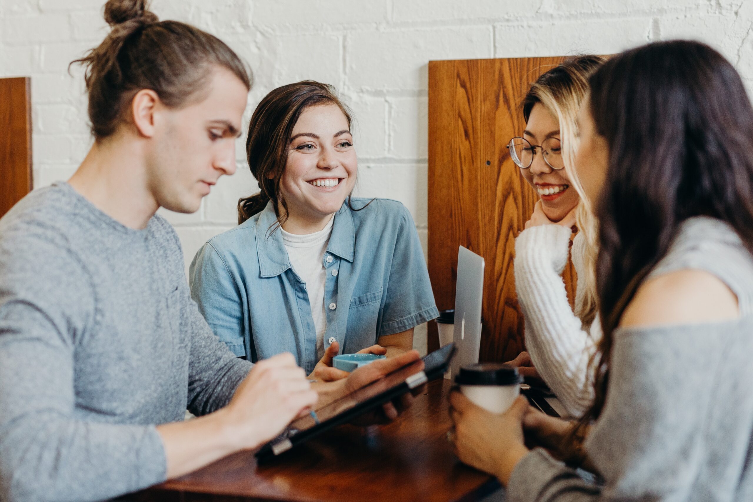 équipe en discussion autour d'une table