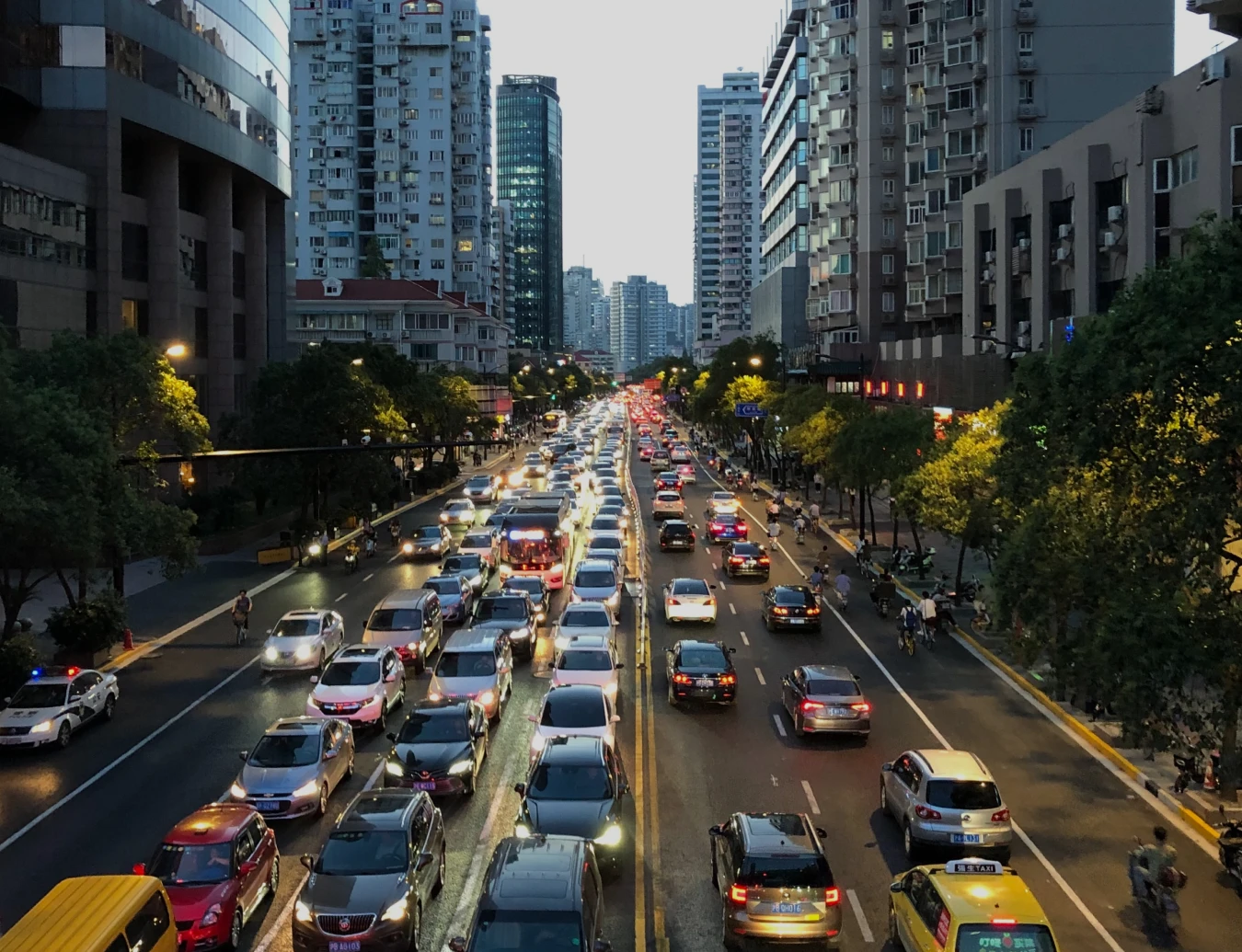 Embouteillage sur route entre building